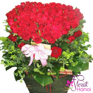 100 red roses in heart shape