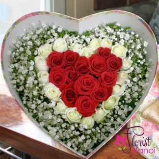 Heart box rose mixed babie flower