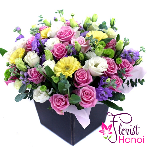 Mixed flower arrangement for table