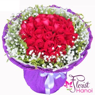 Bouquet of red roses and baby's breath in Hanoi