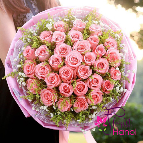 Pink rose bouquet at flower store Hanoi