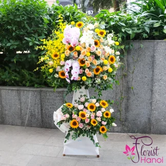 Opening flower stand Hanoi with roses and orchids