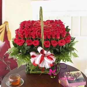 Red rose flower arrangement for love