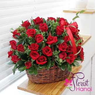 Romantic rose arrangement for wife with luxury red roses in Hanoi