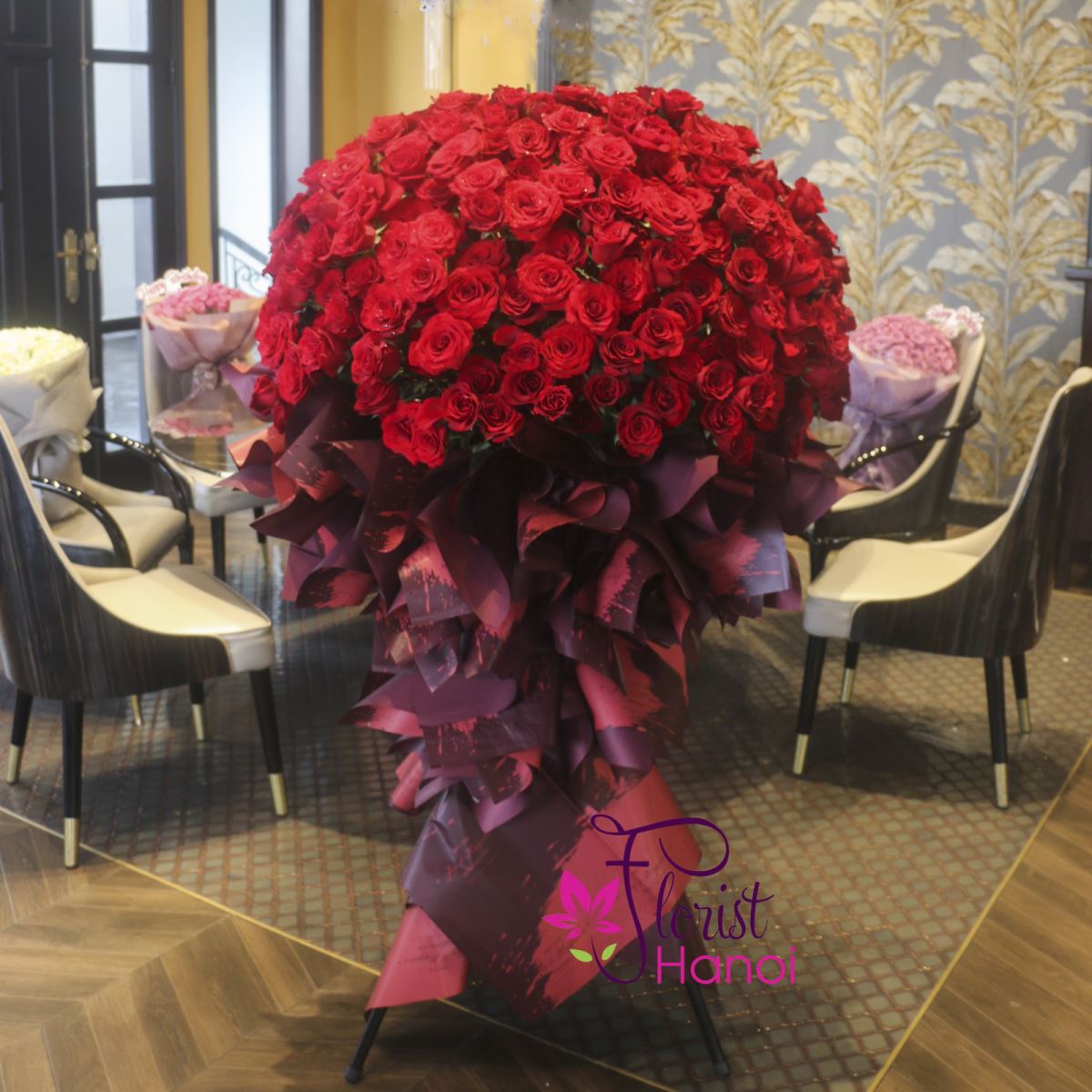 365 red rose arrangement Hanoi