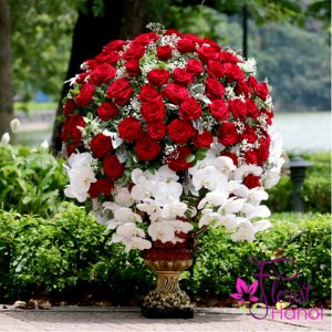VIP flowers with red roses in Hanoi